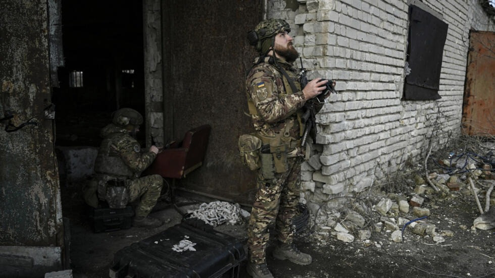 Quân đội Nga đã thu được thông tin khi chặn sóng vô tuyến của lực lượng Ukraine cho biết, một số chỉ huy Ukraine tại Chasov Yar đã bí mật rút lui đến thành trì ở ngoại ô phía tây thành phố, khiến nhiều binh lính bị mắc kẹt tại các vị trí ở phía đông thành phố và không nhận được sự chỉ huy của cấp trên.