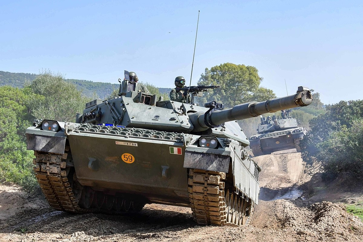 Xe tăng Leopard 2A8 cùng với 125 xe tăng Ariete sẽ trở thành nòng cốt cho lực lượng thiết giáp của Italia. Hiện Chính phủ Italia cũng đang bắt đầu việc nâng cấp 90 xe tăng Ariete phiên bản C1 cộng với 35 chiếc Ariete phiên bản C2.