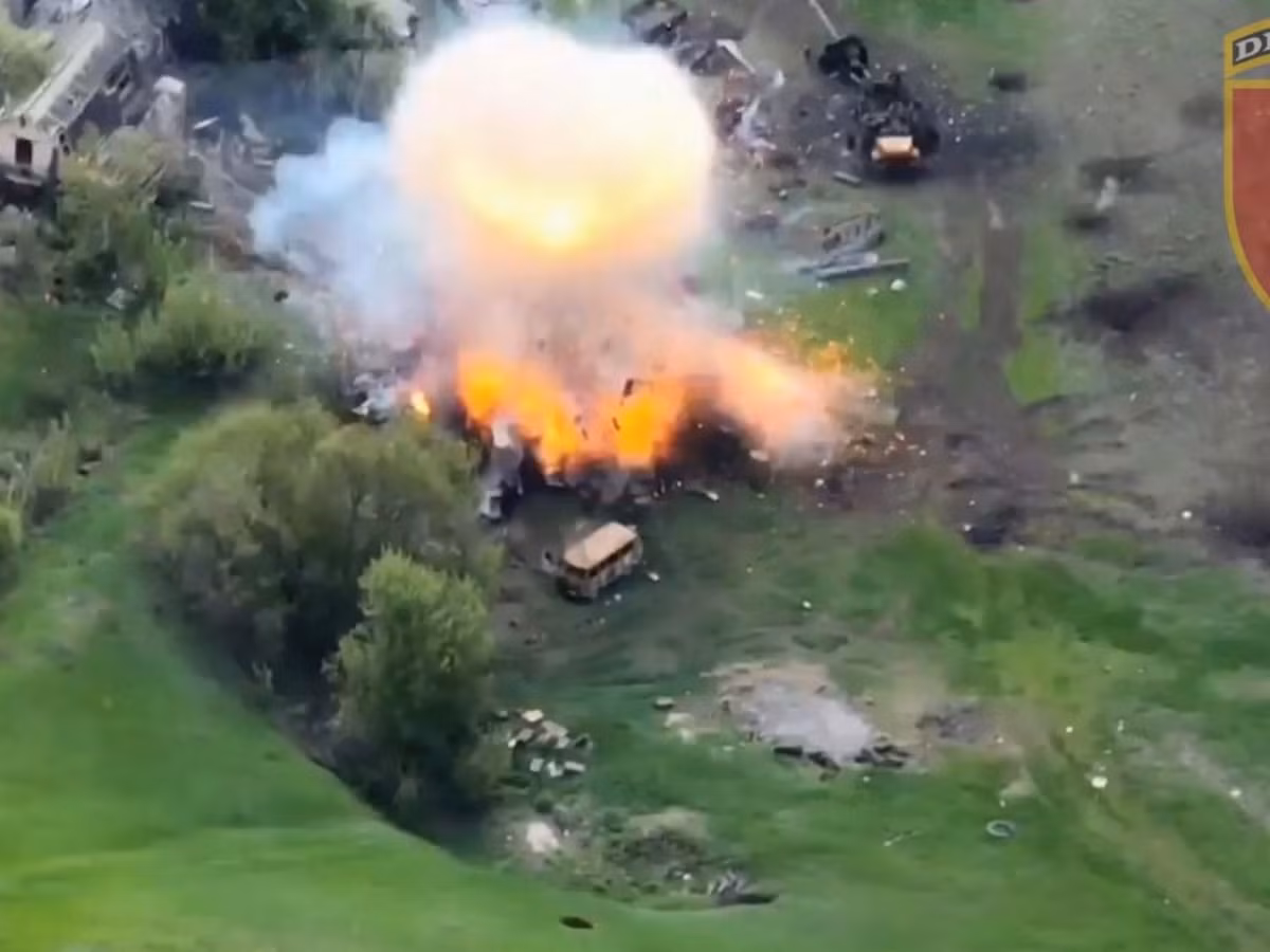 Trong diễn biến mới nhất, Bộ Quốc phòng Nga cho biết, một kho vũ khí của Ukraine chỉ cách chiến tuyến Chasov Yar khoảng 20 km đã bị phá hủy, điều này càng khiến cho Quân đội Ukraine rơi vào tình thế khó khăn. Ảnh: Newsweek.