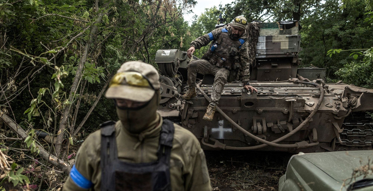 Theo các chỉ huy Quân đội Ukraine, để đảm bảo cho Chasov Yar không bị Quân đội Nga chọc thủng, Tổng tư lệnh các Lực lượng Vũ trang Ukraine, Sirsky đã ra lệnh cho một lữ đoàn tinh nhuệ được trang bị các vũ khí của Mỹ tiến tới Chasov Yar từ phía nam Zaporozhye. Tuy nhiên trên đường hành quân, lực lượng tiếp viện của Ukraine lại rơi vào bẫy của Quân đội Nga.