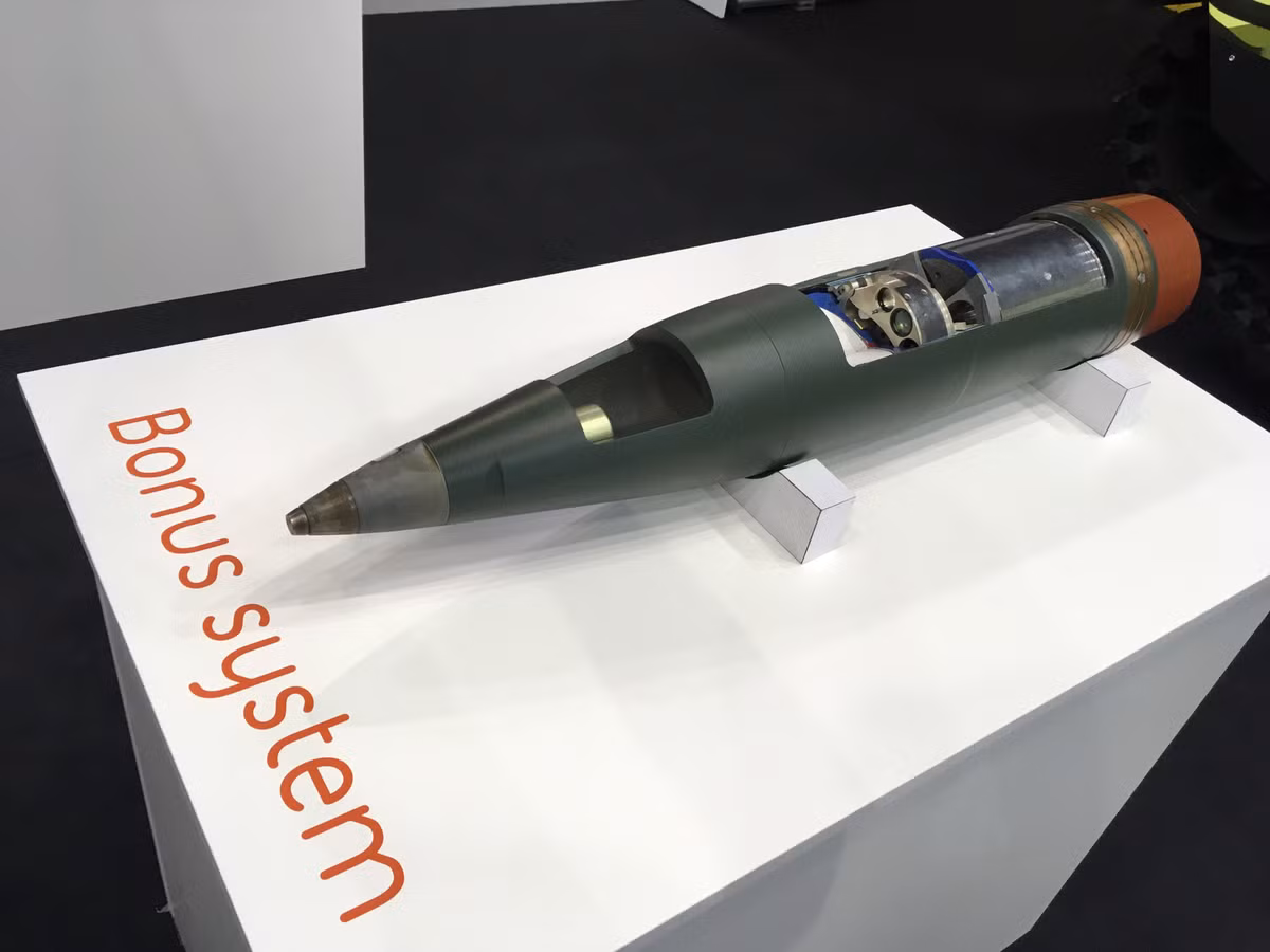 Ngoài ra CAESAR còn tương thích với các loại đạn chống tăng dẫn đường chính xác BONUS. Mỗi quả đạn BONUS mang theo 2 quả đạn thứ cấp chống tăng thông minh với tầm bắn 34 km. Tốc độ bắn tối đa là 6 phát/phút.