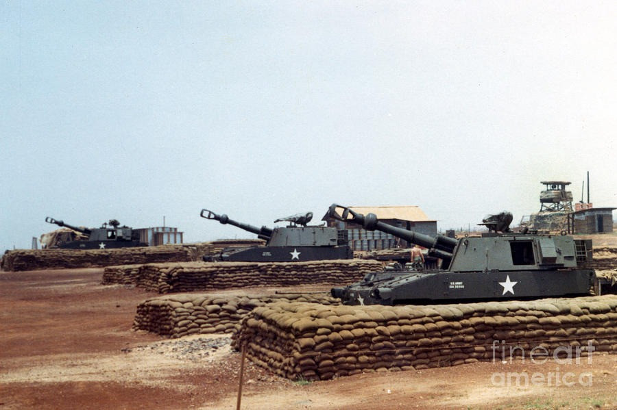 M109 lần đầu tham chiến tại Việt Nam. Khoảng 200 chiếc đã được triển khai vào năm 1966, nhưng toàn bộ đội xe đã gặp trục trặc kỹ thuật trong vòng một năm hoạt động. Mỹ đã phái các kỹ sư và thợ máy đến, nhưng tất cả những chiếc M109 đều bị thu hồi về nước vào năm 1967 sau khi không thể sửa chữa tại hiện trường. Sau đó, pháo được nâng cấp và tạo ra phiên bản M109A1.