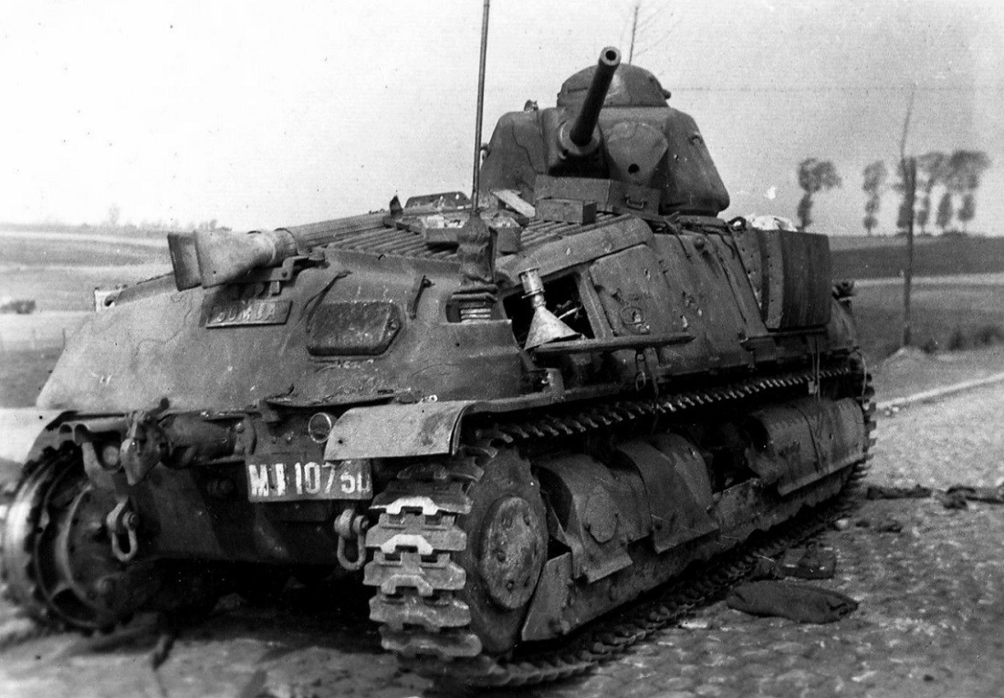 Thế nhưng dù có mạnh đến mấy thì bản thân chiếc xe tăng vẫn tồn tại rất nhiều điểm yếu. Trầm trọng và khó chịu nhất có lẽ là về thiết kế không gian hoạt động của kíp lái, khi mà tháp pháo quá nhỏ khiến cho người ngồi ở vị trí trưởng xe rất khó chỉ huy.