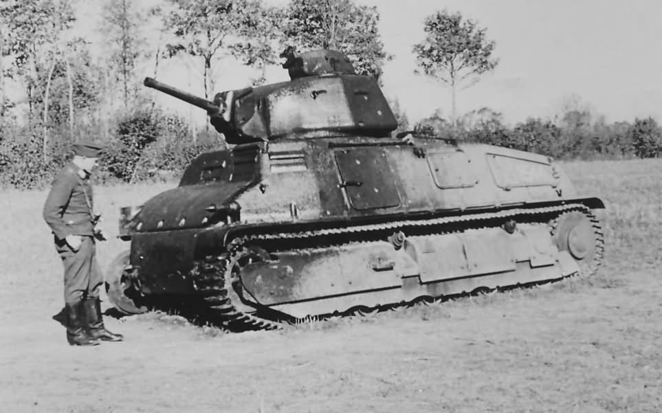 Thậm chí sẽ là tự sát nếu một kíp lái Panzer Đức nào đó quyết định đánh tay đôi với S-35, đặc biệt là trong chiến đấu ở tầm trung hoặc xa. Dường như thứ duy nhất trị được “con quái vật” này là một loạt đạn pháo phòng không 88mm hoặc vài tấn bom từ oanh tạc cơ bổ nhào Ju-87 Stuka.