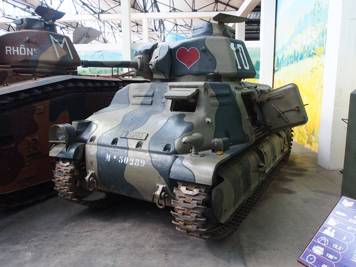 Độ dày giáp mặt trước xe là 47 mm, mặt trước tháp pháo 42 mm, mặt bên của xe và tháp pháo 40 mm, mặt trên 20 mm. Vũ khí chính là pháo 47mm, xe còn được trang bị súng máy 7.5mm. Tốc độ tối đa của xe là 40,7 km/h (trên đường phẳng, đường cao tốc) và 32.2 km/h (đối với địa hình xấu, gập ghềnh).