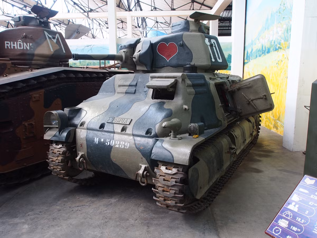 Độ dày giáp mặt trước xe là 47 mm, mặt trước tháp pháo 42 mm, mặt bên của xe và tháp pháo 40 mm, mặt trên 20 mm. Vũ khí chính là pháo 47mm, xe còn được trang bị súng máy 7.5mm. Tốc độ tối đa của xe là 40,7 km/h (trên đường phẳng, đường cao tốc) và 32.2 km/h (đối với địa hình xấu, gập ghềnh).