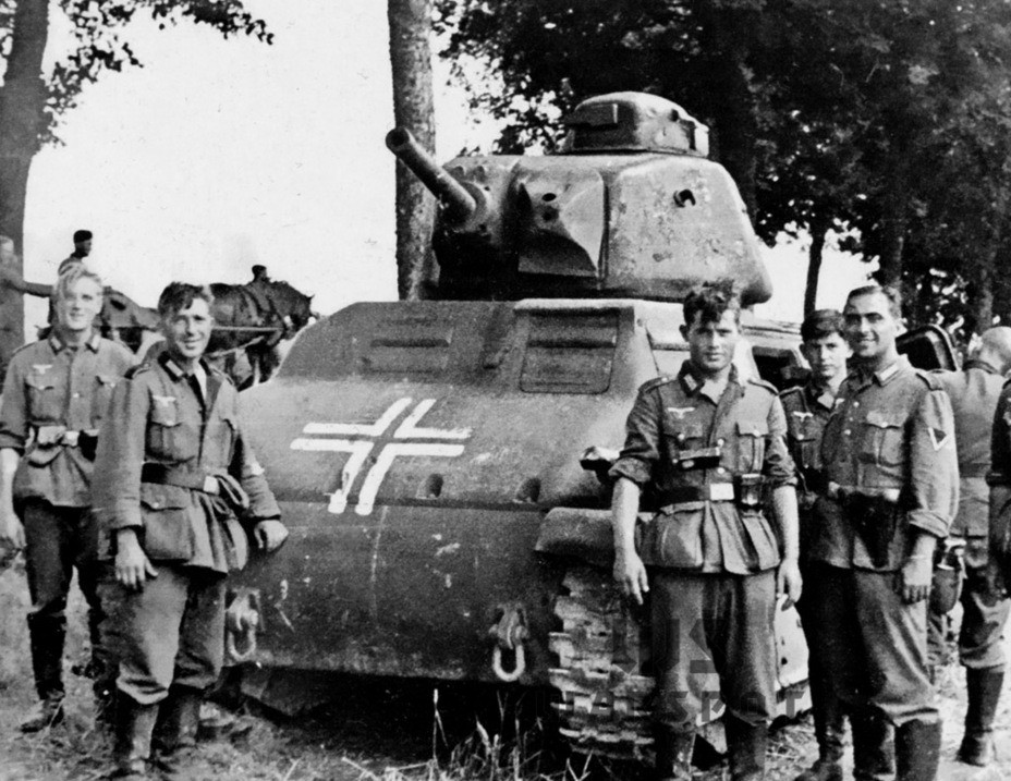 Sau khi nước Pháp đầu hàng, hàng trăm chiếc S-35 đã được chuyển giao cho Quân đội Đức, cùng chính phủ bù nhìn Vichy do Đức dựng lên ở Pháp. S-35 sau đó được người Đức bổ sung khẩu pháo mạnh hơn cùng hệ thống liên lạc radio và được gọi với cái tên mới là Panzerkampfwagen 35-S 739.