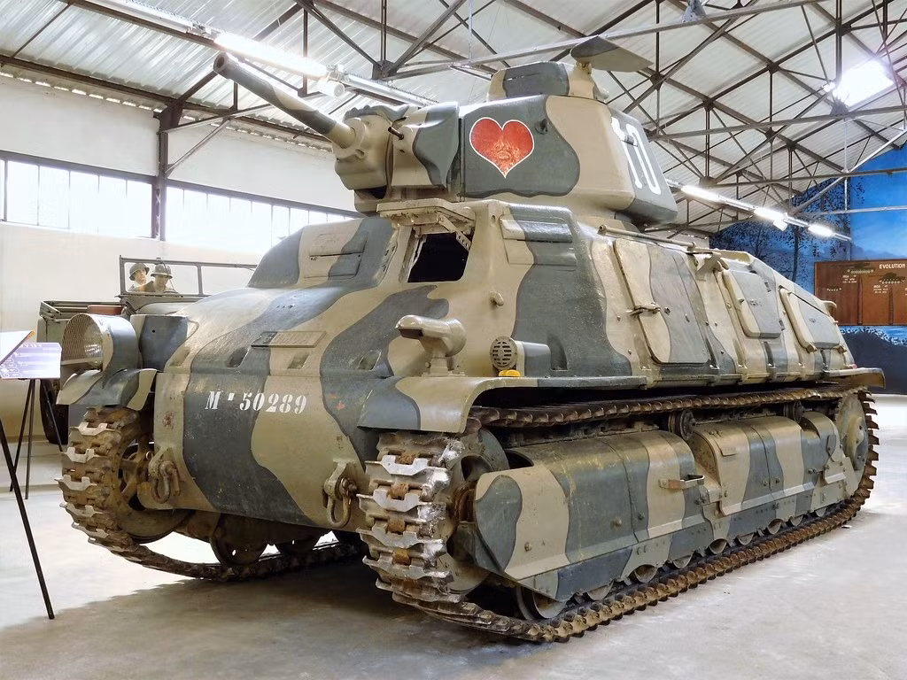 Somua S-35 có khối lượng là 19,5 tấn. Chiều dài 5,38m, chiều rộng 2,12m, chiều cao 2,62m. Kíp lái 3 người (1 lái xe, 1 liên lạc viên kiêm nạp đạn viên, 1 chỉ huy kiêm pháo thủ).