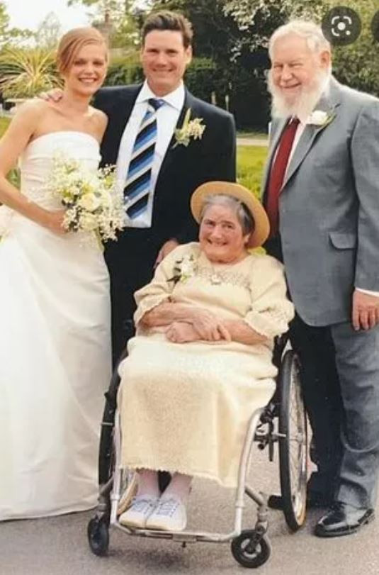 Cuộc hẹn hò đầu tiên của họ diễn ra tại quán pub The Lord Stanley ở Camden, và từ đó, mối quan hệ của họ phát triển. Cặp đôi kết hôn năm 2007 tại khu Fennes ở Essex và hưởng tuần trăng mật tại bờ biển Amalfi của Ý.