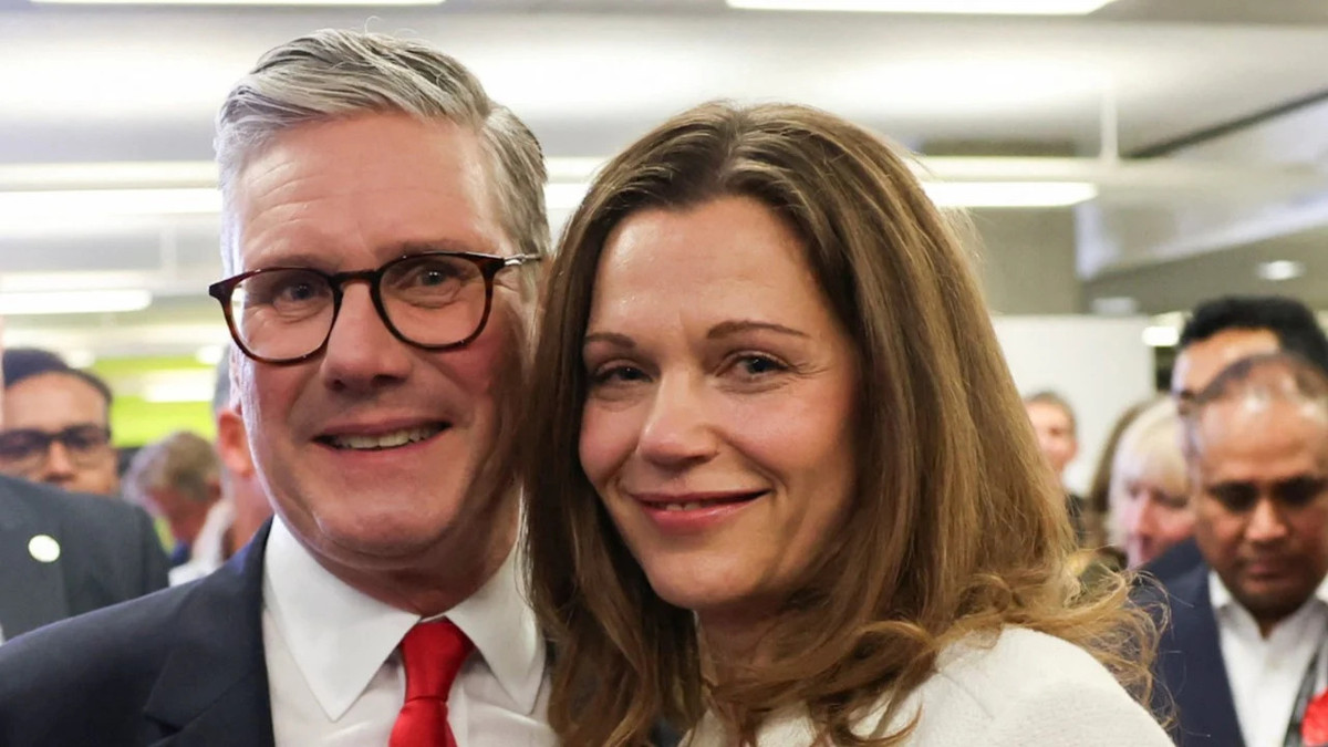 Victoria gặp Keir Starmer khi ông là luật sư tại Doughty Street Chambers. Cuộc gặp gỡ đầu tiên của họ khá hài hước khi ông gọi điện cho bà để kiểm tra lại một tài liệu, và bà đã thốt lên sau cuộc gọi: "Anh ta nghĩ mình là ai vậy?".