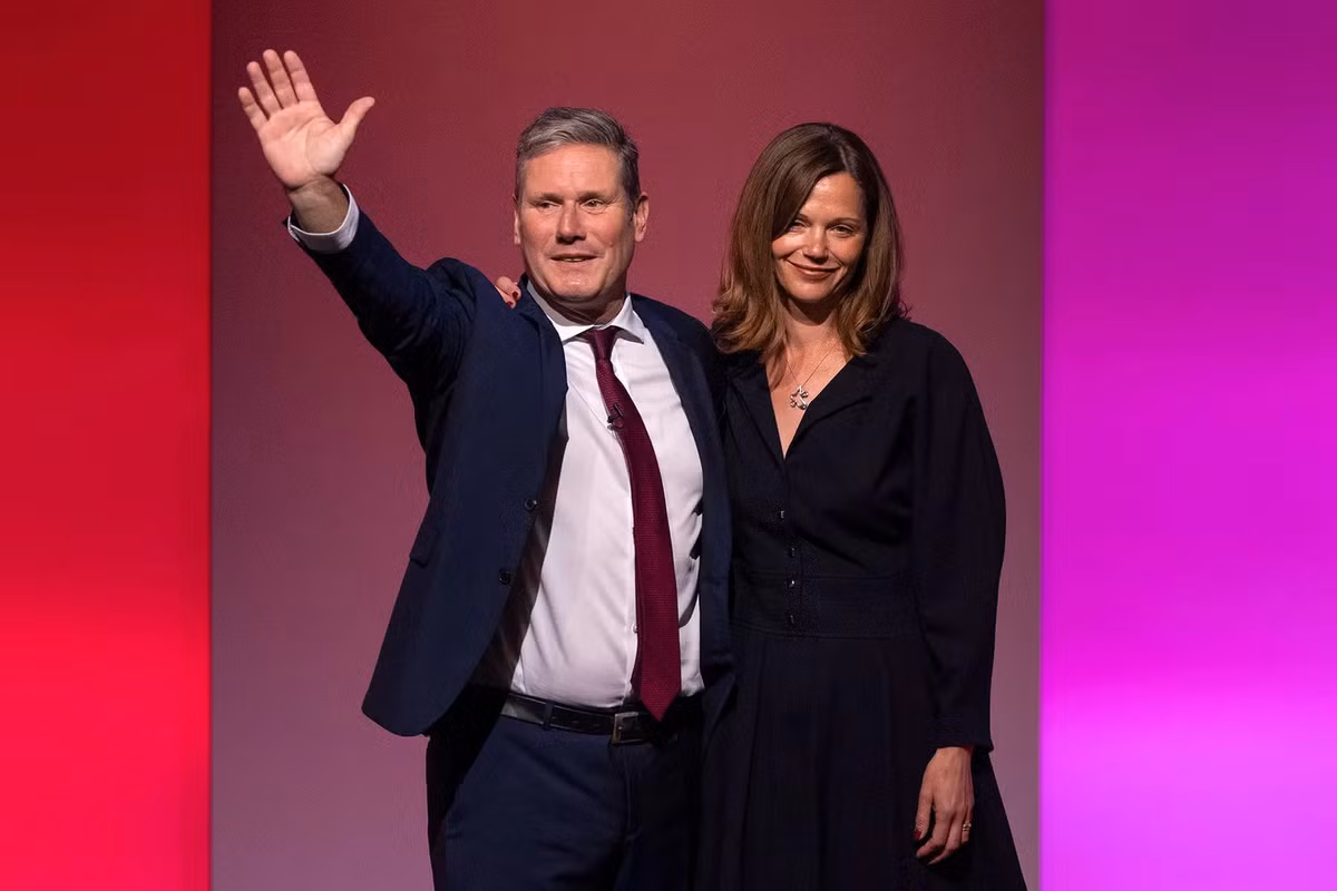 Được mệnh danh là "Đệ nhất phu nhân không muốn công khai", bà Starmer được so sánh với Catherine, Công nương xứ Wales, bởi gu thời trang tinh tế. Là một người phụ nữ "thông minh, thực tế và không chịu khuất phục trước ai, kể cả chồng", theo lời của ông Keir Starmer, bà Victoria Starmer sẽ có thể đảm nhận vai trò mới với sự duyên dáng và bản lĩnh của mình.