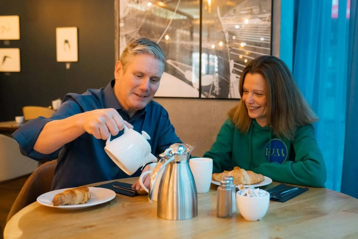 Gia đình Starmer sống trong một ngôi nhà trị giá 2 triệu bảng Anh ở Kentish Town và có hai người con tuổi teen. Các con của họ rất ít xuất hiện trước công chúng và Keir Starmer thậm chí từ chối nêu tên chúng trong các cuộc phỏng vấn.