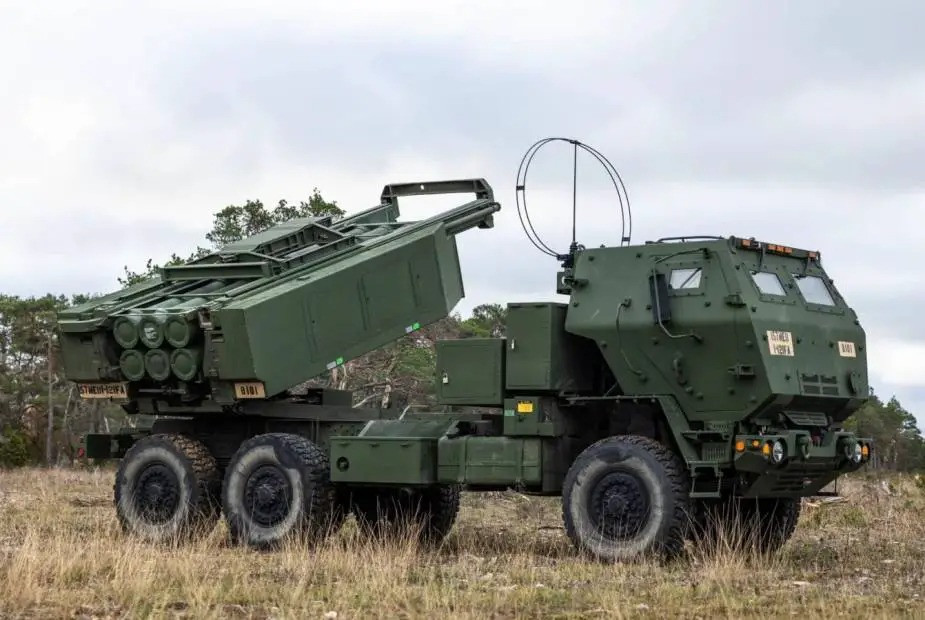 Việc tăng cường khả năng quân sự của Croatia, diễn ra trong bối cảnh căng thẳng leo thang với nước láng giềng Serbia. Mối quan hệ giữa hai nước ngày càng trở nên căng thẳng trong vài năm qua, chủ yếu là do những bất đồng và tranh chấp lịch sử dai dẳng về quyền của nhóm người thiểu số và các vấn đề biên giới.