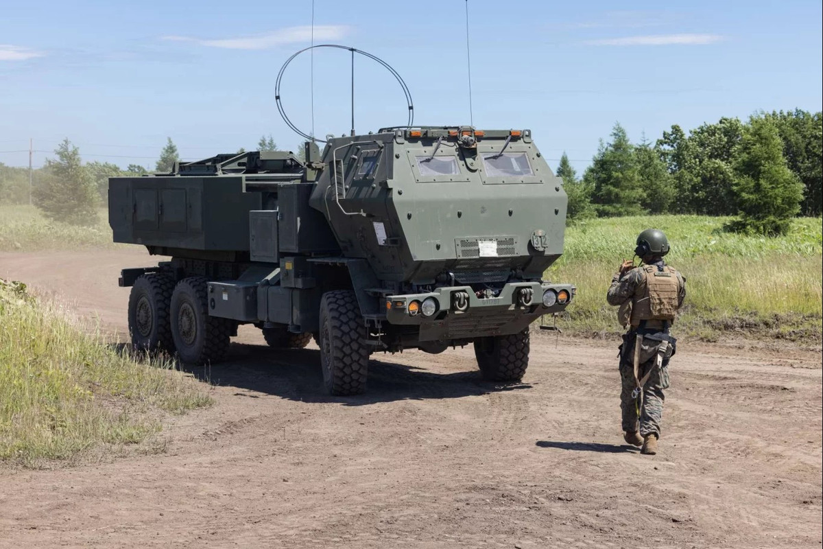 Trong quá khức, Mỹ đã từng cung cấp thiết bị quân sự cho Croatia, điều này nhấn mạnh mối quan hệ đối tác quốc phòng chặt chẽ giữa hai nước. Trong những năm gần đây, sự hợp tác này được cụ thể bằng việc cung cấp vũ khí quân sự tiên tiến như trực thăng vận tải và xe bọc thép.