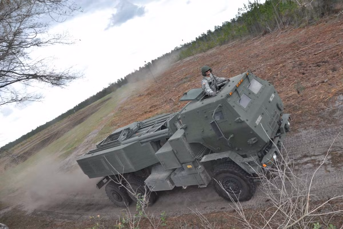 Ngoài ra, HIMARS có khả năng triển khai chiến đấu và thu hồi nhanh chóng, cho phép hệ thống này thực hiện các cuộc tấn công chớp nhoáng. HIMARS được đánh giá là hệ thống pháo binh mạnh mẽ nhờ sử dụng được nhiều loại đạn dược, bao gồm cả tên lửa dẫn đường có tầm bắn lên tới 70 km và tên lửa ATACMS có khả năng tiếp cận mục tiêu ở khoảng cách lên tới 300 km. Ảnh: millitarny.