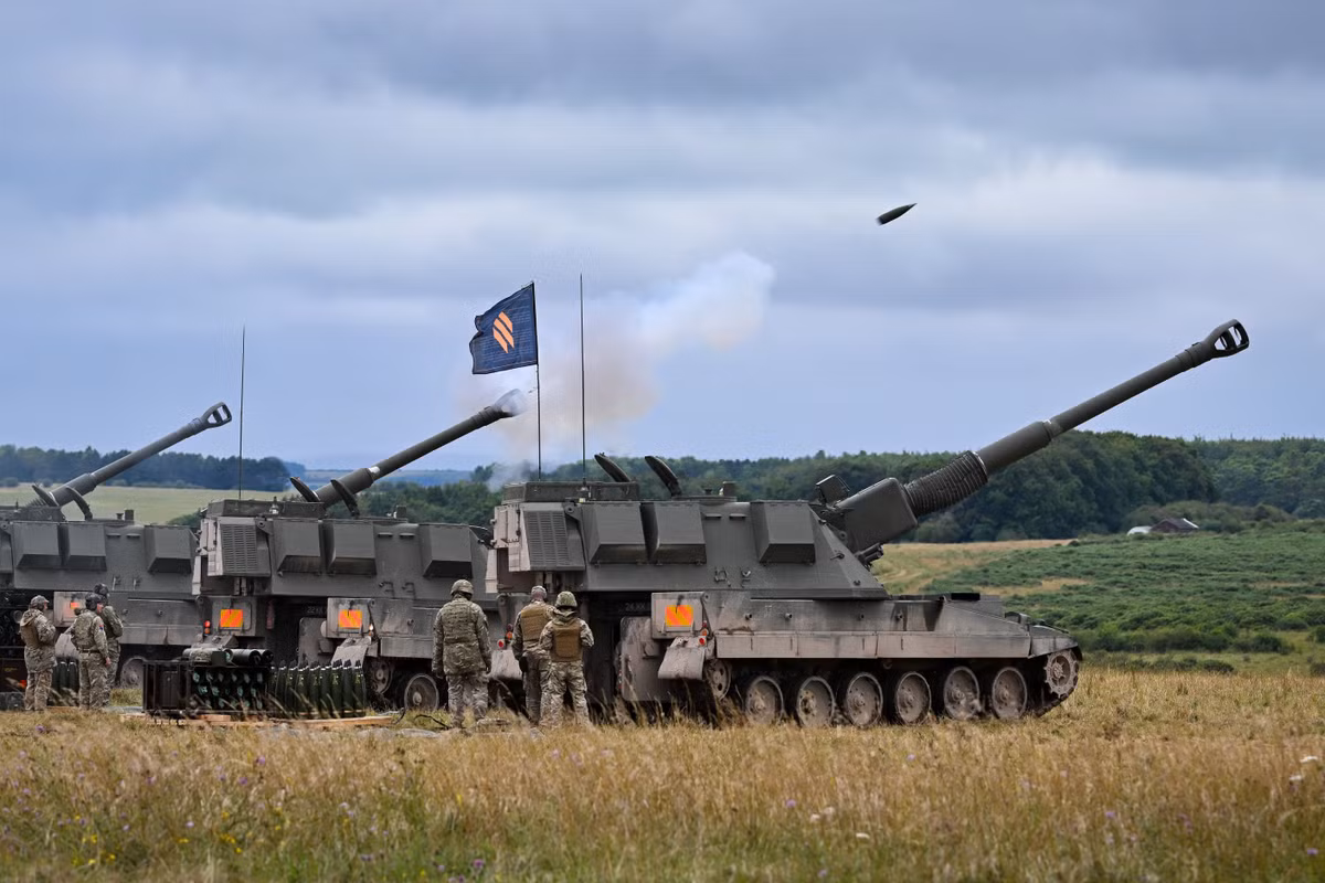 AS-90 là loại pháo tự hành bánh xích cỡ nòng 155mm của Anh được phát triển từ những năm 1990, nhằm đáp ứng yêu cầu của Quân đội Anh về một hệ thống pháo binh mạnh mẽ và có tính cơ động cao. Ảnh: Popular Mechanics.