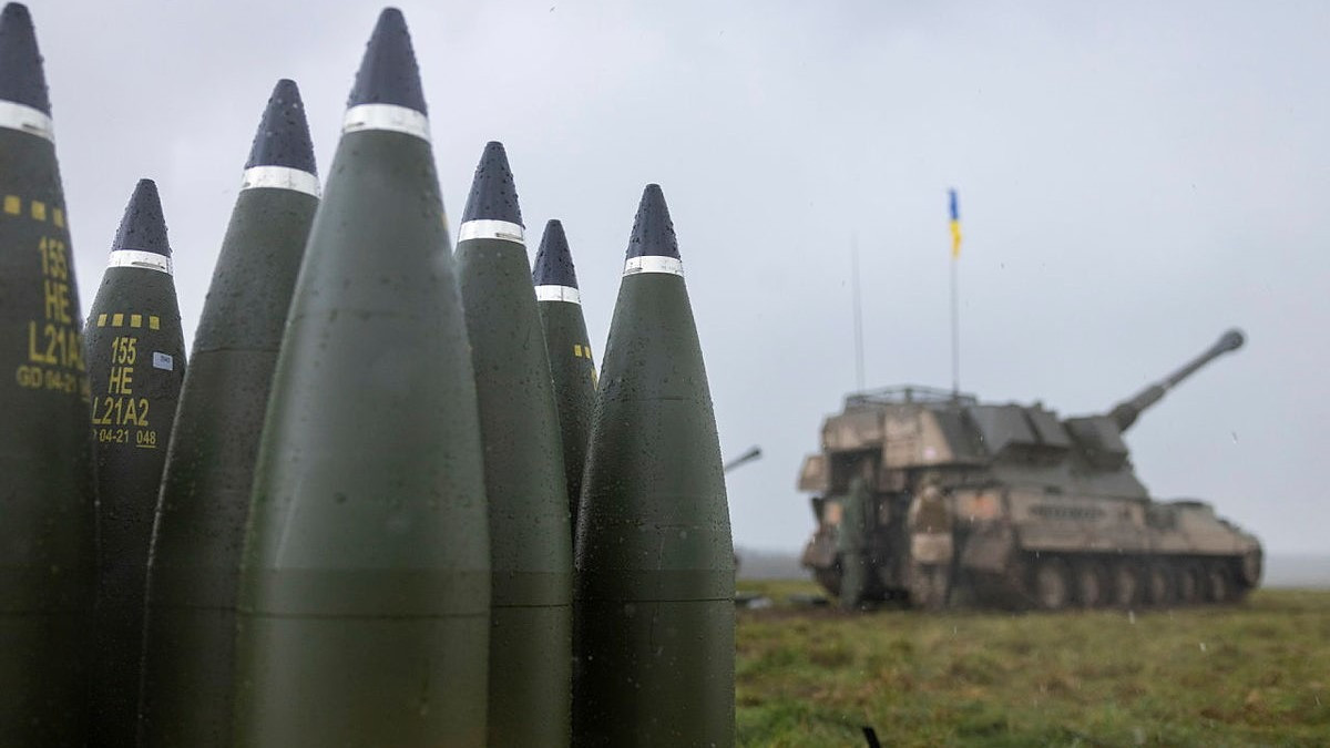 AS-90 có thể bắn tất cả các loại đạn pháo 155 mm tiêu chuẩn NATO, bao gồm đạn nổ mạnh, đạn khói và đạn chiếu sáng. Pháo chính của AS-90 có thể đạt tầm bắn tối đa khoảng 24,7 km với đạn tiêu chuẩn và lên tới 30 km khi sử dụng đạn tăng tầm.