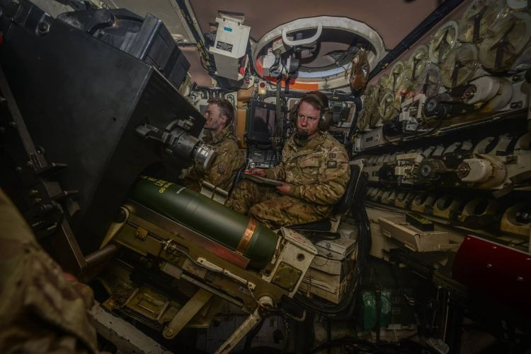 AS-90 cũng được trang bị hệ thống điều khiển hỏa lực và dẫn đường tiên tiến, cho phép xử lý nhanh dữ liệu bắn và tấn công chính xác mục tiêu, ngay cả trong điều kiện thời tiết bất lợi hoặc vào ban đêm.