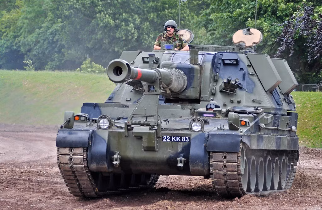 Lớp giáp bảo vệ của nó được thiết kế để chống lại hỏa lực của vũ khí nhỏ và mảnh đạn pháo, nâng cao khả năng sống sót của kíp lái trong các tình huống chiến đấu.