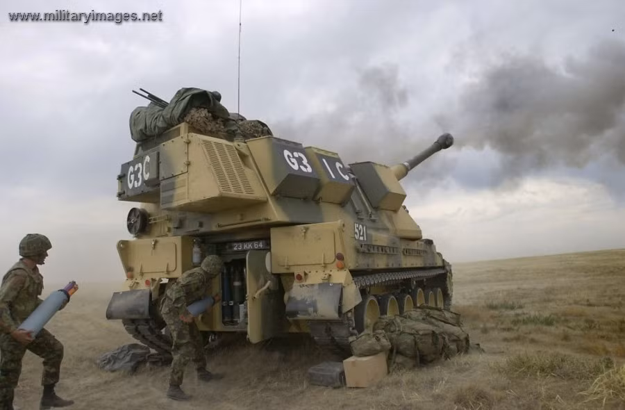 Hệ thống nạp đạn của AS-90 là loại bán tự động, phía dưới tháp pháo chứa 40 quả đạn, đạn pháo từ đây sẽ được chuyển tới khu vực trung tâm của tháp pháo. Sau đó đạn pháo sẽ được đặt vào khay nạp tự động và cánh tay thủy lực sẽ đẩy vào buồng đạn.