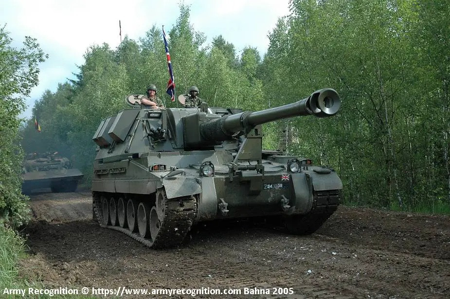 Pháo được trang bị động cơ diesel Cummins VTA-903T, cho tốc độ tối đa trên đường nhựa khoảng 53 km/h và tốc độ trên đường trường là khoảng 30 km/h, đảm bảo khả năng cơ động chiến lược và chiến thuật tốt.