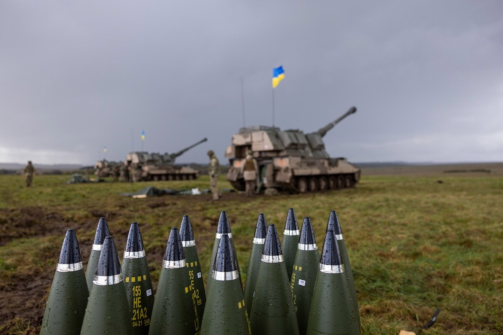 Thủ tướng Anh Boris Johnson tuyên bố, Vương quốc Anh sẽ tăng cường khả năng pháo binh của Ukraine khi xung đột leo thang với Nga, bao gồm cả việc cung cấp 45.000 viên đạn pháo cùng với các hệ thống pháo binh. Ảnh: Military Leak.