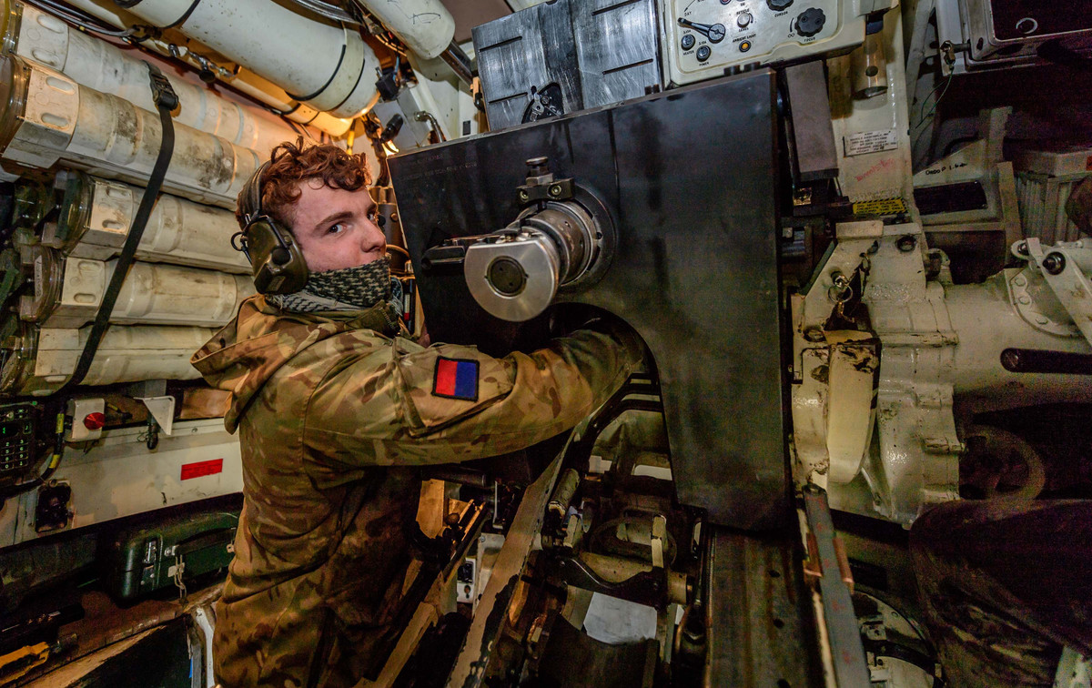 Để bắn trực tiếp từ khoảng cách 2.000 m trở lại, pháo thủ được trang bị kính ngắm ngày/đêm Avimo của Thales Optronic. AS-90 cũng có kính ngắm kỹ thuật số chỉ điểm bằng laser quán tính (LINAPS).