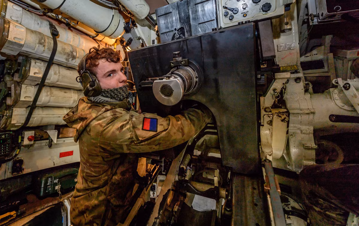 Để bắn trực tiếp từ khoảng cách 2.000 m trở lại, pháo thủ được trang bị kính ngắm ngày/đêm Avimo của Thales Optronic. AS-90 cũng có kính ngắm kỹ thuật số chỉ điểm bằng laser quán tính (LINAPS).