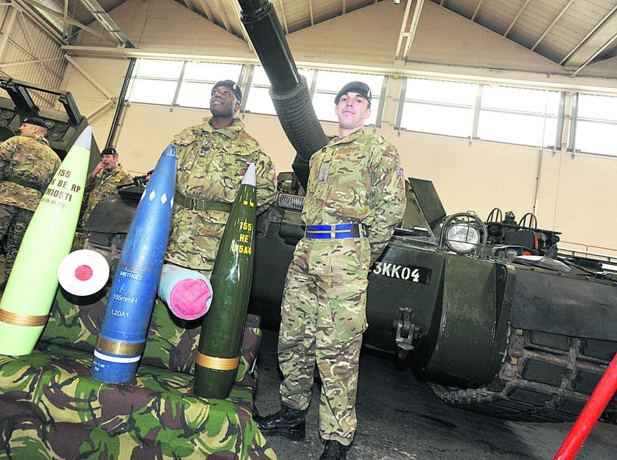 Hỏa lực của AS-90 được đánh giá cao nhờ sử dụng đạn nổ mạnh L15A1/2, loại đạn này có thiết kế khí động học cao hơn và do đó có khả năng bay xa hơn cả đạn pháo M107 của Mỹ.