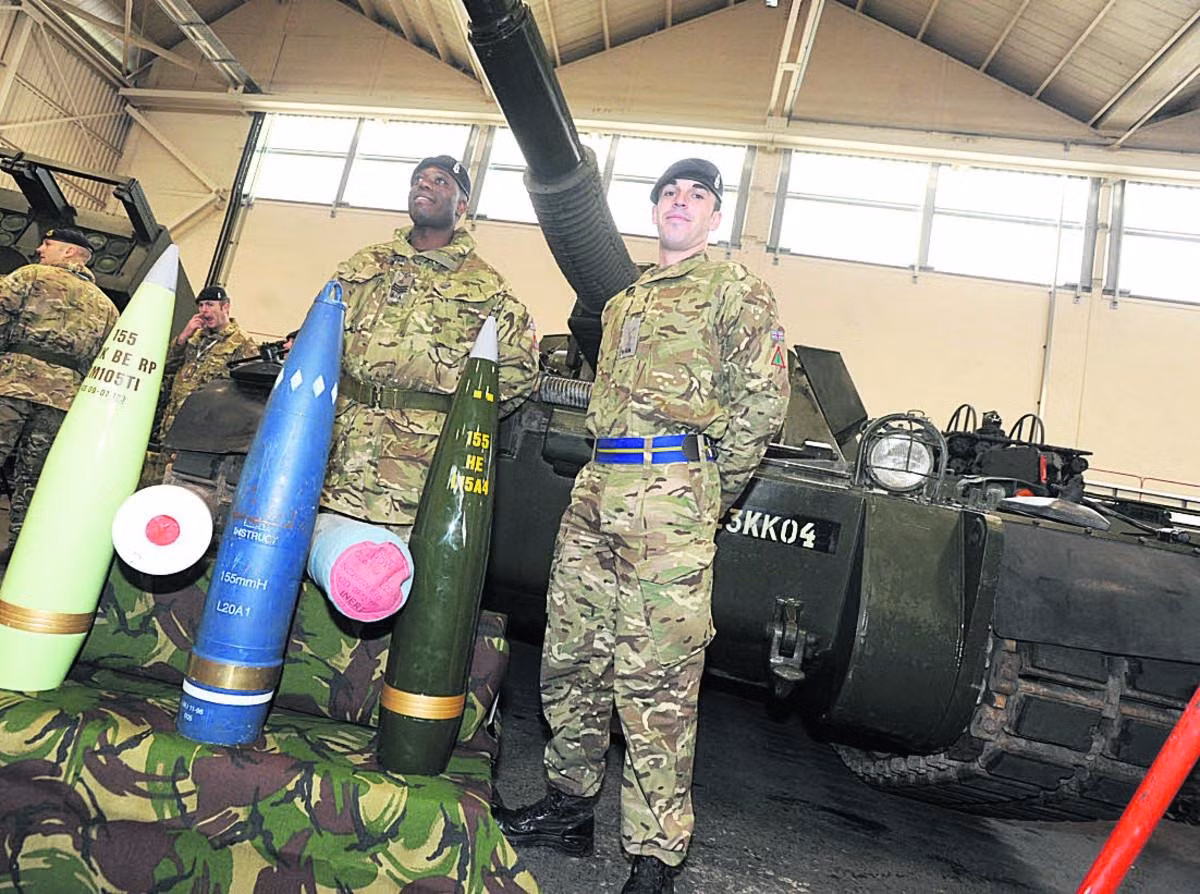 Hỏa lực của AS-90 được đánh giá cao nhờ sử dụng đạn nổ mạnh L15A1/2, loại đạn này có thiết kế khí động học cao hơn và do đó có khả năng bay xa hơn cả đạn pháo M107 của Mỹ.