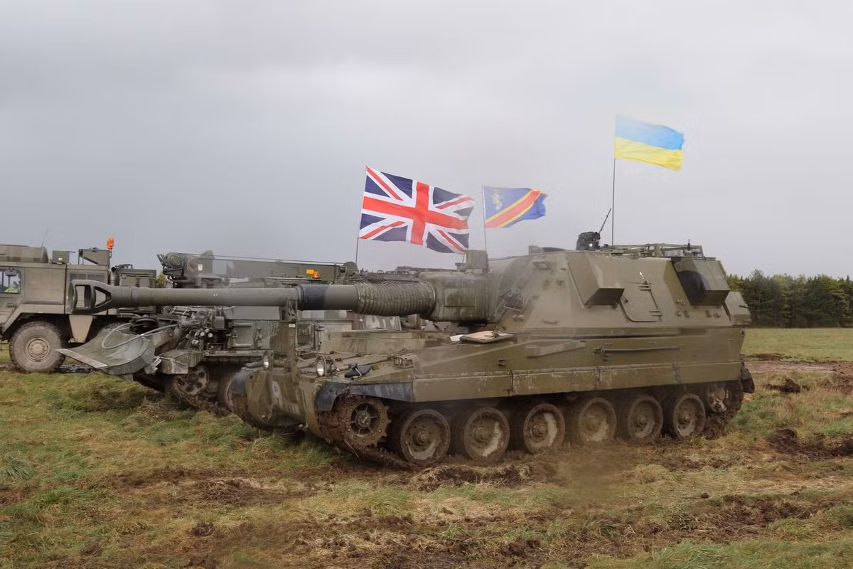 Ukraine đã nhận được tổng cộng 32 hệ thống pháo AS-90. Trong số này, có 20 chiếc đã được sửa chữa tại Vương quốc Anh để đảm bảo khả năng hoạt động đầy đủ, trong khi 12 chiếc còn lại được cung cấp để làm phụ tùng cho các phương tiện đang hoạt động. Ảnh: Militarnyi.