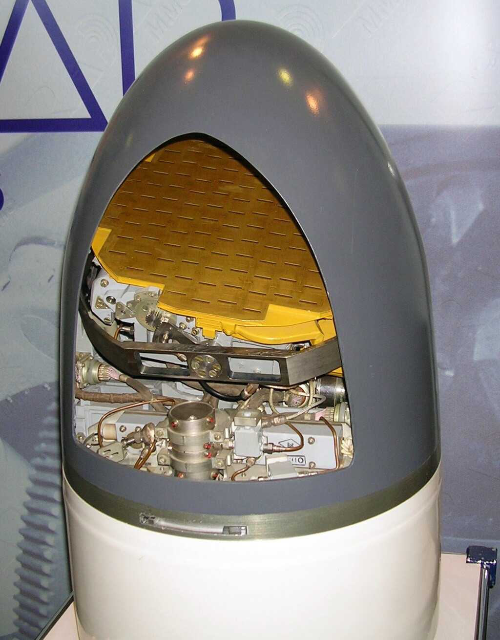 Uran (Zvezda Kh-35) có thể được trang bị nhiều loại đầu đạn khác nhau tùy theo yêu cầu nhiệm vụ, bao gồm các đầu đạn phân mảnh có sức nổ cao, được thiết kế để gây sát thương tối đa lên mục tiêu và các đầu đạn xuyên giáp, có hiệu quả chống lại các tàu bọc thép hạng nặng. Tính linh hoạt trong các lựa chọn đầu đạn cho phép tên lửa được điều chỉnh phù hợp với các tình huống đe dọa cụ thể. Ảnh: Mặt cắt ngang đầu dẫn radar chủ động của tên lửa Kh-35E/Wikipedia.