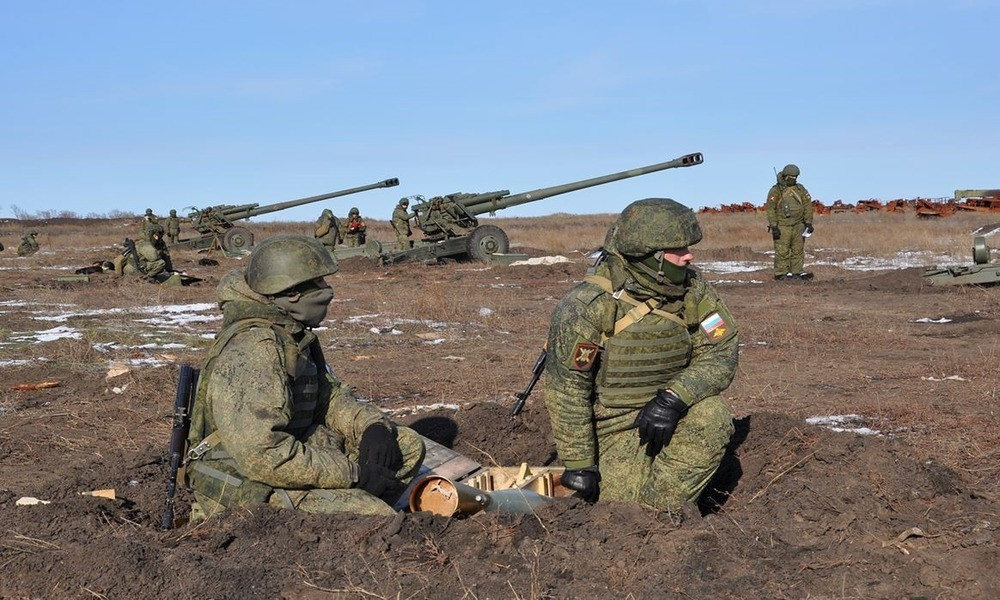 Điều đáng chú ý là sau khi tiến vào thành phố, Quân đội Nga hoàn toàn không tham gia giao tranh trên đường phố với Quân đội Ukraine. Một khi gặp phải kháng cự mạnh mẽ, binh lính Nga trực tiếp kêu gọi yểm trợ hỏa lực trên không hoặc pháo binh để san phẳng mục tiêu.