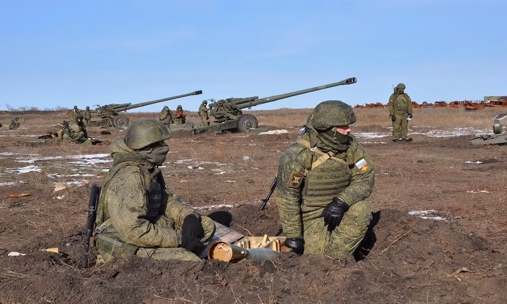 Điều đáng chú ý là sau khi tiến vào thành phố, Quân đội Nga hoàn toàn không tham gia giao tranh trên đường phố với Quân đội Ukraine. Một khi gặp phải kháng cự mạnh mẽ, binh lính Nga trực tiếp kêu gọi yểm trợ hỏa lực trên không hoặc pháo binh để san phẳng mục tiêu.