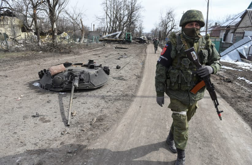 Giao tranh vẫn đang diễn ra ác liệt ở hai bên chiến tuyến, dưới sự yểm trợ của pháo binh, Lữ đoàn tác chiến hải quân số 155 thuộc Hạm đội Thái Bình Dương của Nga đã kiểm soát thành công toàn bộ ngôi làng Novomikhailivka, phía đông bắc Ugledal, một thị trấn quan trọng ở Nam Donetsk. Ảnh: The Jerrusalem Post.