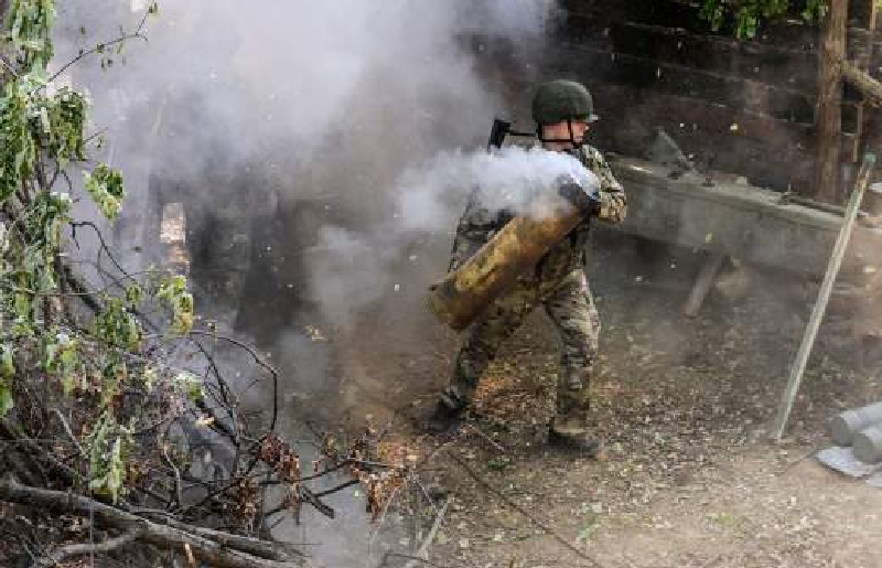 “Tình hình ở Ukraine hiện đang xấu đi nhanh chóng. Người Nga đang chiến thắng trong các trận chiến. Tôi chỉ nhìn vào bản đồ chiến đấu và hiểu rằng Ukraine không có cơ sở hạ tầng và hậu cần cho phép họ hỗ trợ quân đội”, ông Johnson nói trên kênh YouTube Deep Dive. Ảnh: Iz.ru.