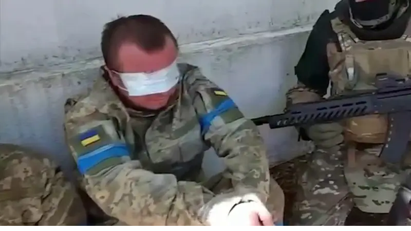 Tại đây, lính dù Nga đã thực hiện công việc lâu dài và rất thành công cho đến nay để chiếm đóng các đảo. Và một lần nữa, những binh sĩ Ukraine đã đào hầm trú ẩn trên đảo, những người được đưa đến đây vì mục đích không rõ, đã đầu hàng hàng loạt. Ảnh: Top War.