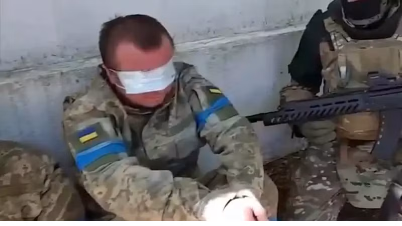 Tại đây, lính dù Nga đã thực hiện công việc lâu dài và rất thành công cho đến nay để chiếm đóng các đảo. Và một lần nữa, những binh sĩ Ukraine đã đào hầm trú ẩn trên đảo, những người được đưa đến đây vì mục đích không rõ, đã đầu hàng hàng loạt. Ảnh: Top War.