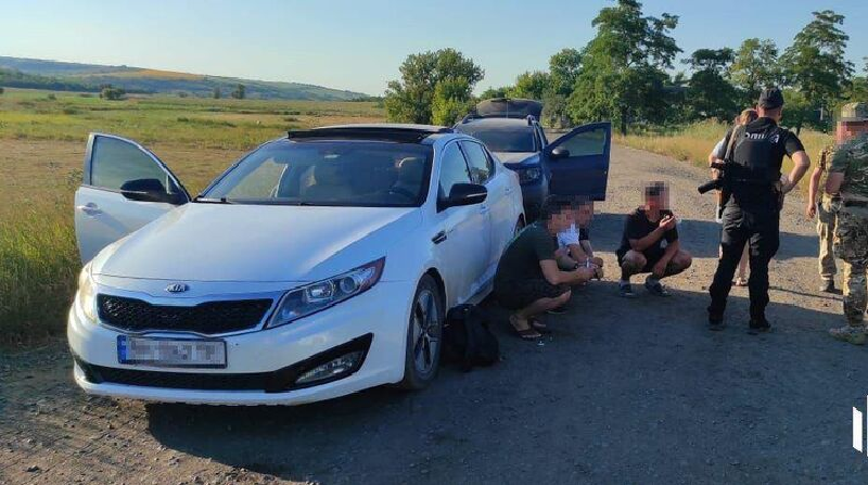 Kênh Telegram Mash đưa tin rằng các chiến binh Lực lượng Vũ trang Ukraine từ các lữ đoàn 80, 82 và 154 bị cắt đứt nguồn cung cấp và mất liên lạc với bộ chỉ huy phía sau, đang hàng loạt thay quần áo thường dân, đánh cắp xe của người dân địa phương và cố gắng rời khỏi khu vực Kursk dưới vỏ bọc là thường dân. Ảnh: GBR.