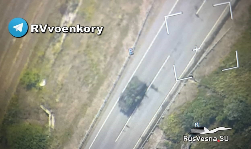 Nhiều video lan truyền trực tuyến trong hai ngày qua dường như cho thấy Quân đội Ukraine bắn vào xe dân sự. Bộ Quốc phòng Nga ước tính rằng cuộc tấn công của Kiev được thực hiện bởi lực lượng lên tới một nghìn người, được hỗ trợ bởi xe tăng và pháo binh. Ảnh: Telegram.