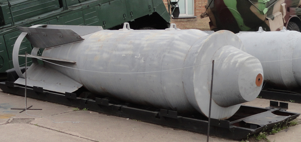 Đầu năm 1950, Liên Xô phát triển máy bay ném bom tầm xa với tải trọng lớn, như Tu-16 chở hơn 9 tấn và Tu-95 chở 12 tấn. Điều này đã thúc đẩy việc chế tạo bom 9000 kg, một thách thức lớn vào thời điểm đó. Năm 1954, Liên Xô giới thiệu bom hàng không nặng 9 tấn cùng với các máy bay ném bom mới. Do phạm vi nhiệm vụ hạn chế, bom FAB-5000 và FAB-9000 được sản xuất với số lượng hạn chế, chỉ vài nghìn quả, đáp ứng đủ nhu cầu của Không quân Liên Xô. Ảnh: Siêu bom hạng nặng FAB-9000.