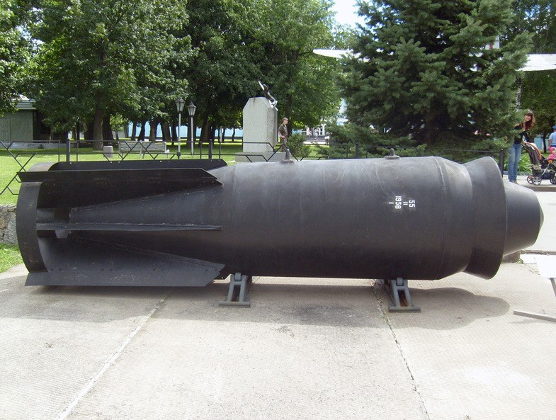 Ở địa hình đồng bằng, hiệu quả của FAB-9000 thấp hơn do sóng xung kích không đủ lớn để tiêu diệt sinh lực đối phương trong một khu vực rộng. Tuy nhiên, khi điều kiện cho phép, nó vẫn có thể phát huy tốt. Ảnh: Siêu bom hạng nặng FAB-9000.