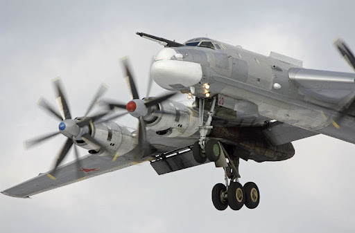 Hiện nay, Lực lượng Không quân tầm xa của Nga sử dụng các máy bay Tu-22M3, Tu-95MS và Tu-160, nhưng chúng chủ yếu trang bị các tên lửa hành trình và bom cỡ trung. Gần đây, nhiều nguồn tin cho rằng, Nga đang khởi động lại quá trình sản xuất bom hạng nặng FAB-3000. Ảnh: Máy bay ném bom chiến lược hạng nặng Tu-95MS.