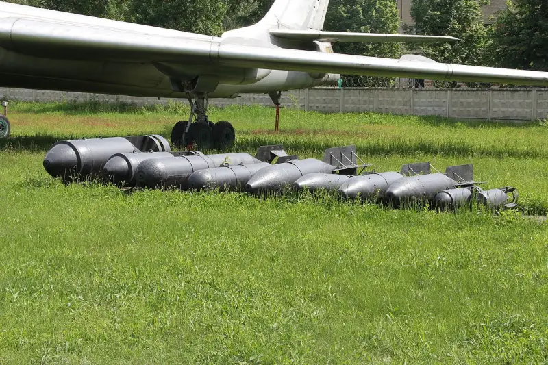 Năm 1946, dựa trên kinh nghiệm từ Chiến tranh Vệ quốc vĩ đại, Quân đội Liên Xô đã chế tạo một dòng bom máy bay có sức nổ lớn với nhiều kích cỡ, từ 100 đến 5.000 kg. Những quả bom nặng nhất được thiết kế dành riêng cho các máy bay ném bom tầm xa, nhằm vào các mục tiêu lớn trên mặt đất cũng như các tàu thuyền. Ảnh: Loạt bom dưới cánh máy bay ném bom phản lực cận âm Tu-16.