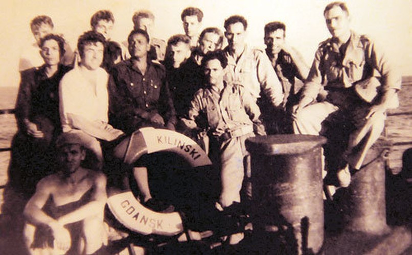 Trong thời gian chuyển quân tập kết, ông được phân công làm công tác phiên dịch trên tàu Xtarôpôn của Liên Xô ra Bắc vào Nam nhiều chuyến, sau đó trở về công tác tại đơn vị cũ lúc bấy giờ đóng tại Thanh Hóa.