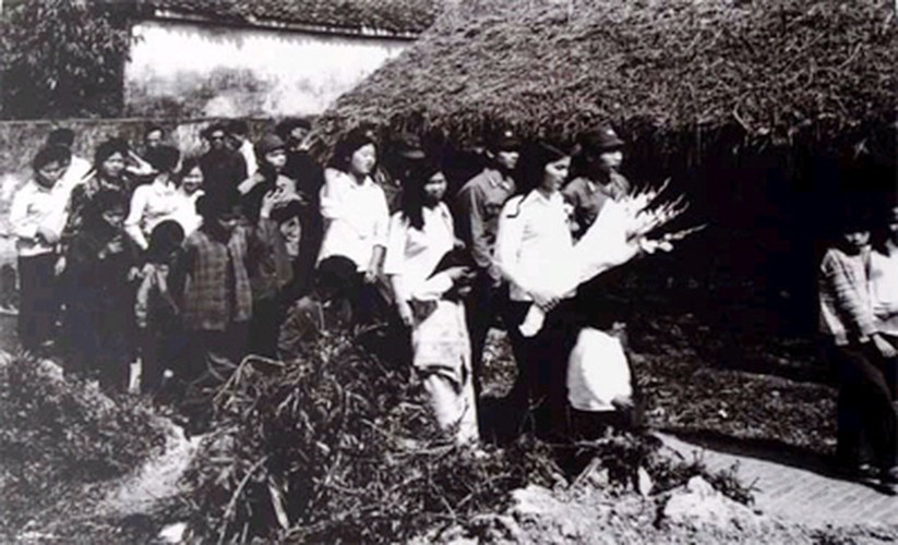 Vốn điềm đạm, cần cù, tận tụy trong công tác, nên “Thành Nga” không những được đồng đội tin cậy mà còn được dân thương yêu, quý mến. Một người con gái ở xã Mỹ Thạnh An - nay thuộc TP. Bến Tre, tên là Colette Mai đã đem lòng yêu ông và hai người được sự giúp đỡ của đơn vị đoàn thể địa phương, trở thành vợ chồng.