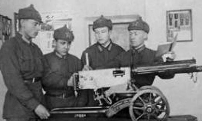 Ông được kết nạp vào Đảng Lao động Việt Nam năm 1952. Ông từng vinh dự được Nhà nước Việt Nam trao tặng Huân chương Chiến sĩ vẻ vang. Đầu năm 1953, ông tình nguyện về Tiểu đoàn 307, được phân công là khẩu đội trưởng súng cối 60mm và tham gia chiến đấu ở đơn vị này cho đến ngày đình chiến (7/1954).