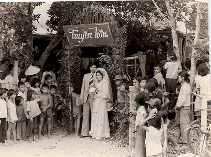 Lễ cưới được tổ chức tại xã Nhơn Thạnh. Trong ngôi nhà cột cây, vách lá mà đồng bào góp công, góp sức xây dựng nên trong hoàn cảnh chiến tranh, họ sống với nhau khá hạnh phúc. Và cũng tại nơi đây, tháng 8/1949, cô con gái đầu lòng là Janine ra đời.