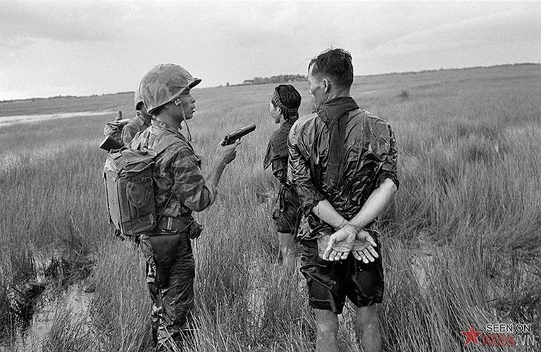 Khi ở Vĩnh Long, ông đã bắt liên lạc với cơ sở hoạt động bí mật ở thị xã, nhưng rủi thay, chưa kịp hành động thì cơ sở này bị vỡ, nhiều người bị địch bắt, bị tra tấn rất dã man. Thế là ông mất đứt liên lạc.