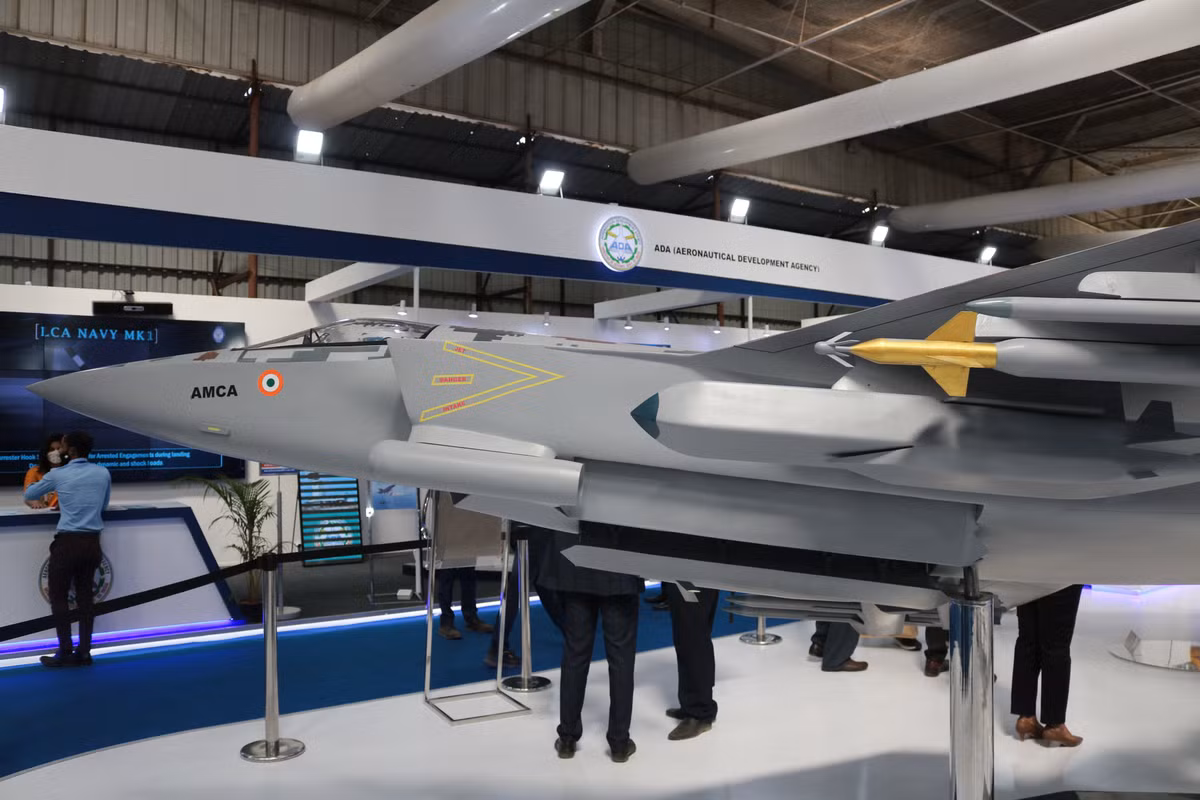 Tuy nhiên, việc các phi công Pakistan đang huấn luyện trên FC-31 cho thấy, AMCA dù tiềm năng, nhưng thiếu sự cấp bách cần thiết trong môi trường quốc phòng hiện nay. Ảnh: Mô phỏng tiêm kích AMCA/ X.